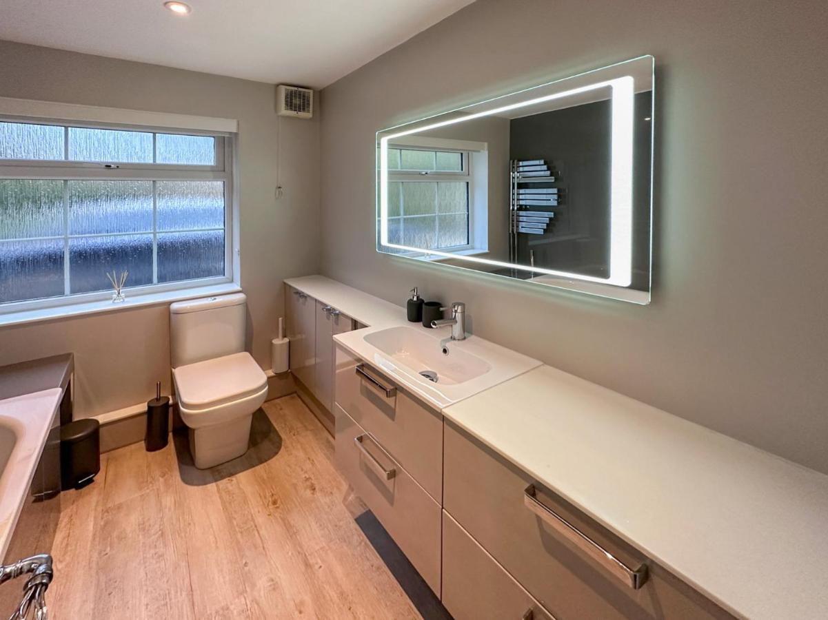 Blunsdon Lodge - Spacious Bungalow, High Speed Wi-Fi, Free Private Parking, Garden Swindon Eksteriør bilde