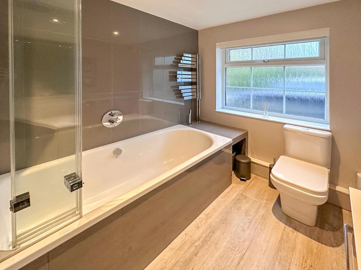 Blunsdon Lodge - Spacious Bungalow, High Speed Wi-Fi, Free Private Parking, Garden Swindon Eksteriør bilde