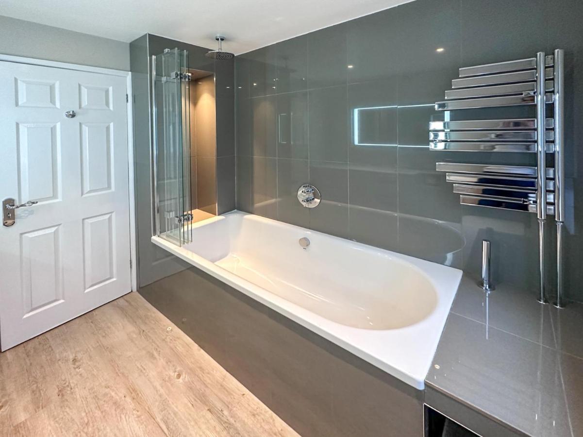 Blunsdon Lodge - Spacious Bungalow, High Speed Wi-Fi, Free Private Parking, Garden Swindon Eksteriør bilde